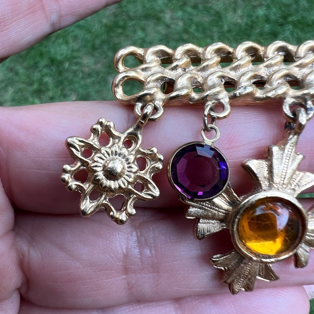 Vintage Gold-tone Costume Dangle Charm Chain Bar Brooch - Picture 7 of 17